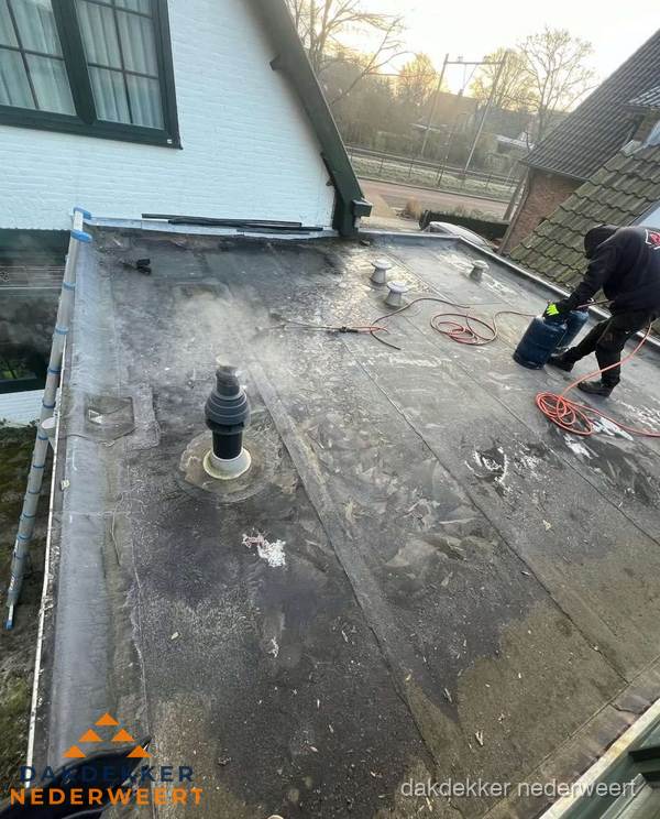 Dakdekker verhelpt daklekkage op plat dak in Nederweert
