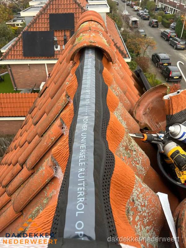 Dakdekker vervangt nokvorst met ruiterrol op pannendak in Nederweert