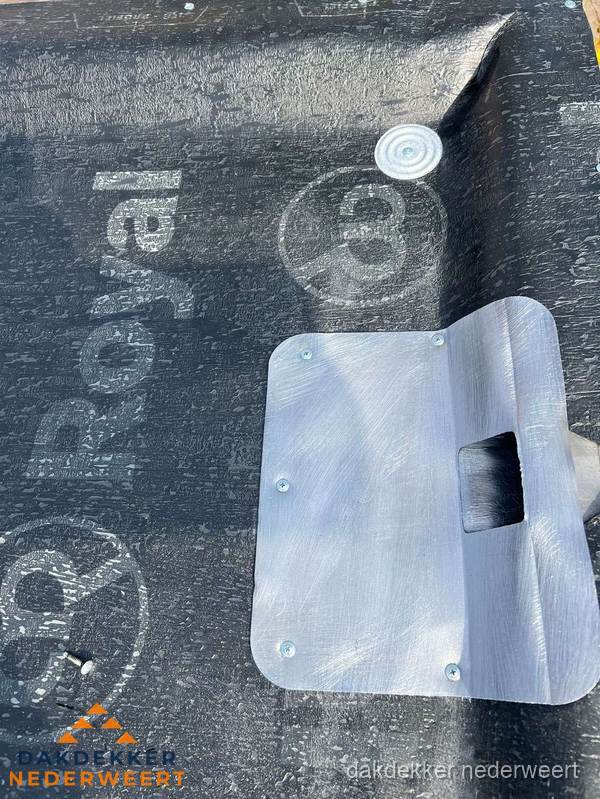 Dakdoorvoer met metalen afvoerplaat op bitumen dak in Nederweert