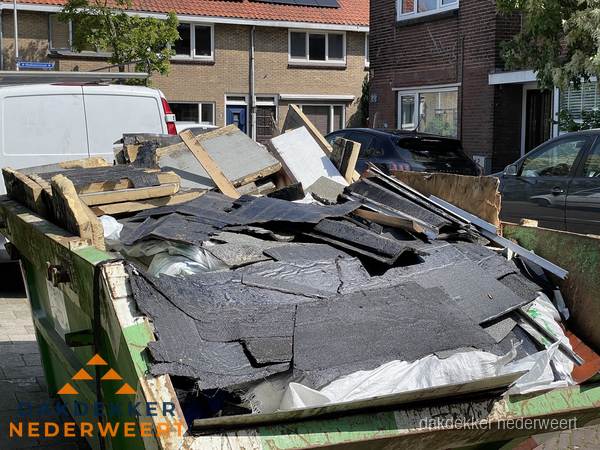 Afvalcontainer met gesloopt dakmateriaal tijdens dakkapel renovatie in Nederweert