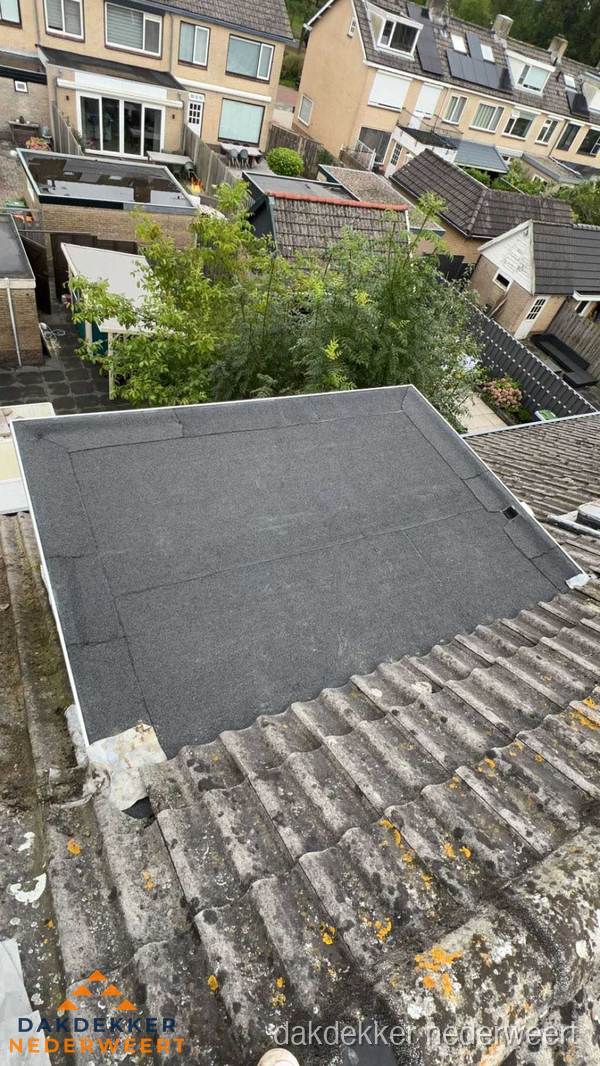 Plat dak aanbouw met bitumen dakbedekking in woonwijk Nederweert