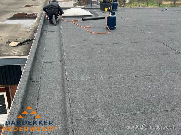 Dakdekker repareert bitumen dakbedekking op groot plat dak in Nederweert Dakdekker repareert bitumen dakbedekking op groot plat dak in Nederweert