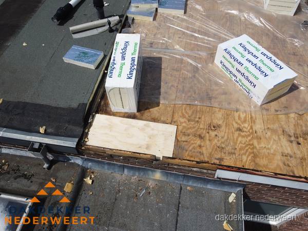 Plat dak isolatie met Kingspan isolatieplaten tijdens renovatie in Nederweert