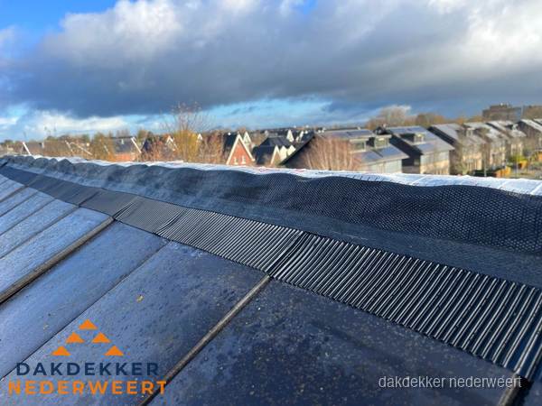 Dakisolatie bij de nok met ventilatieprofiel op schuin dak in Nederweert