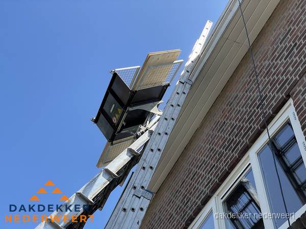 Dakgoot vervangen met dakdekkerslift in Nederweert