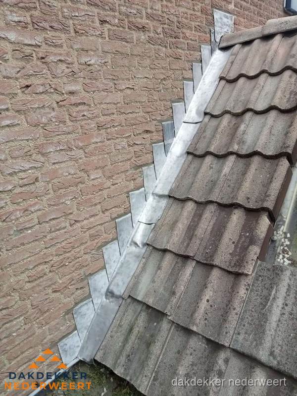 Loodslabben langs dakaansluiting bij bakstenen muur in Nederweert