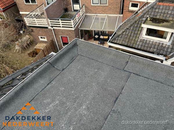 Overzicht plat dak met dakgoot in woonwijk Nederweert