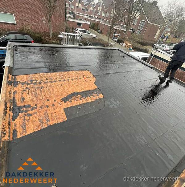 Dakdekker brengt EPDM dakbedekking aan op plat dak in Nederweert