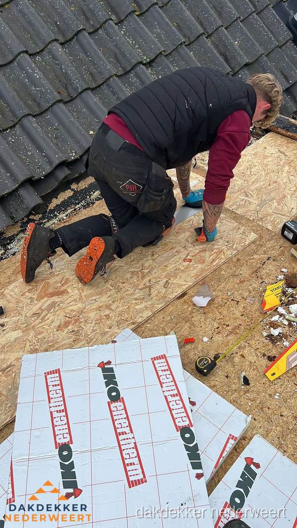 Dakdekker plaatst PIR-isolatieplaten op plat dak in Nederweert