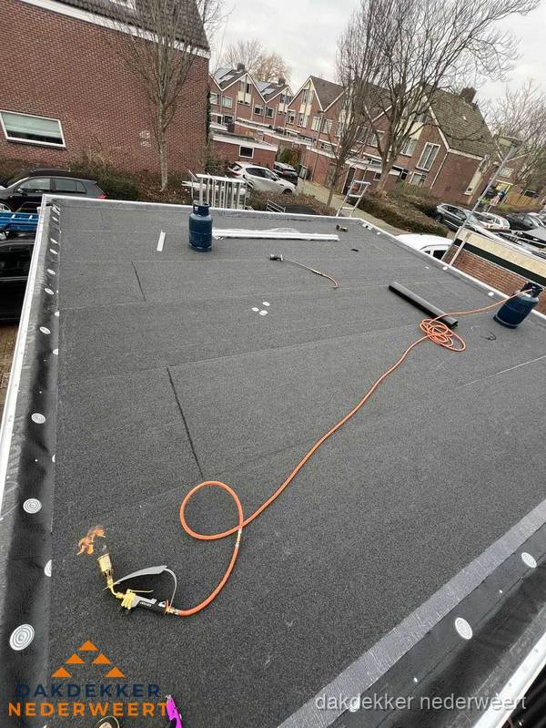 Afgewerkte dakrenovatie met bitumen op plat dak in Nederweert
