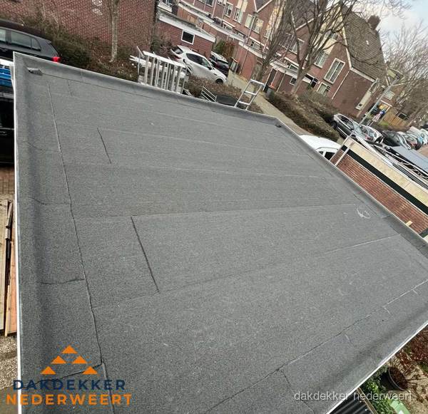 Nieuwe bitumen dakbedekking op plat dak van garage in Nederweert