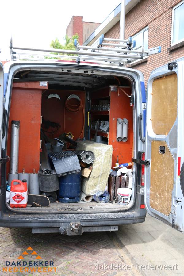 Bedrijfsbus van dakdekker met gereedschap en materialen in Nederweert